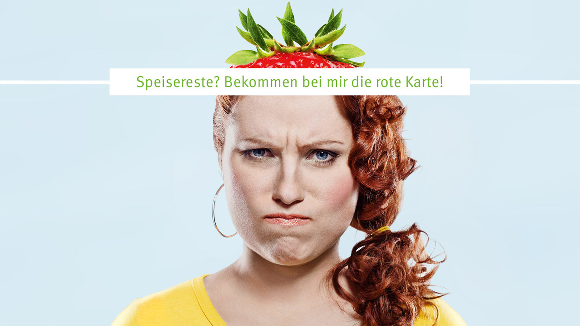 Frau mit Erdbeere auf dem Kopf